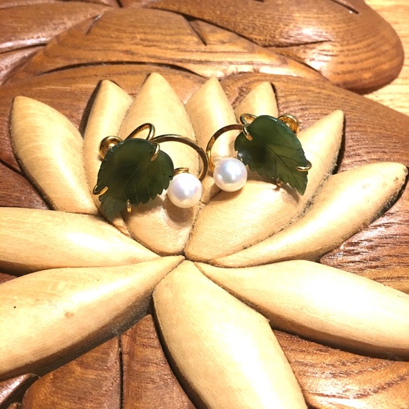 Vintage Gold Toned Leaf Earrings - Picture 2 of 5